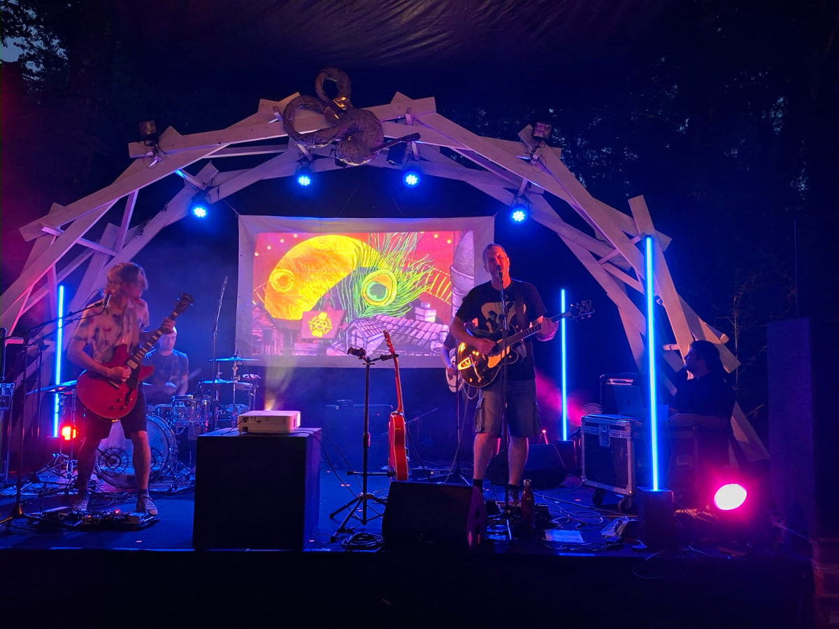 Le lieu transformé par la projection et la lumière pendant la performance